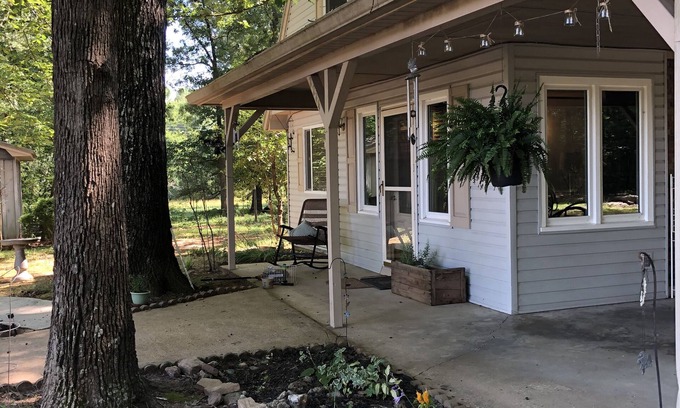 Scottsboro Casa | Peaceful Lodge, private drive, 2 boat garage, near launch on Lake Guntersville