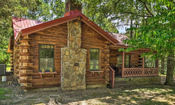 Emerald Beach Cabina | Picturesque Log Cabin < 1 Mile to Table Rock Lake!