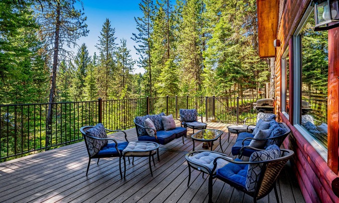 McCall Cabina | Tranquila cabaña de troncos con una hoguera, una terraza con vista al bosque y una casa de juegos.