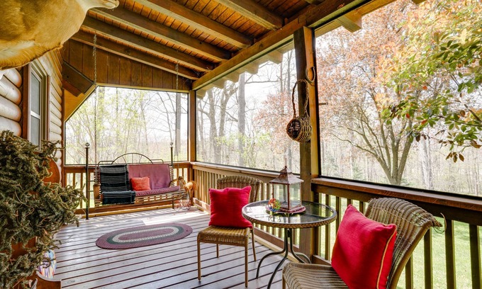 Luray Cabina | Peaceful Luray Cabin w/ Hot Tub, Deck & Fire Pit!