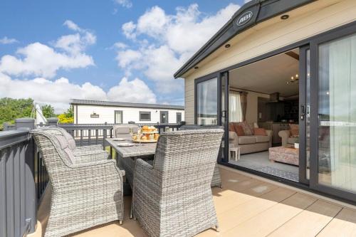 South Cerney Cabina | Peaceful Millers Lodge at The Cotswold Water Park