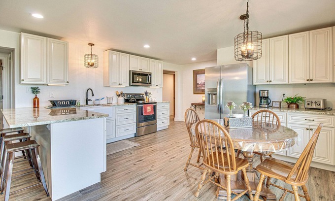 Squires Casa | Peaceful Missouri Getaway w/ Valley View & Patio!