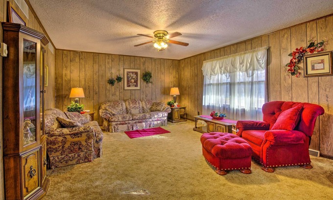 Cole Camp Casa | Peaceful Missouri Home, 25 Mi to Truman Lake!