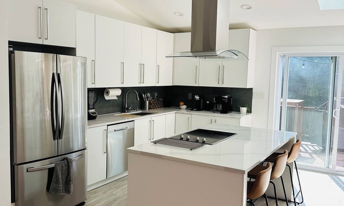 White Lake Casa | Peaceful Modern Getaway! 5 Min from Bethel Woods