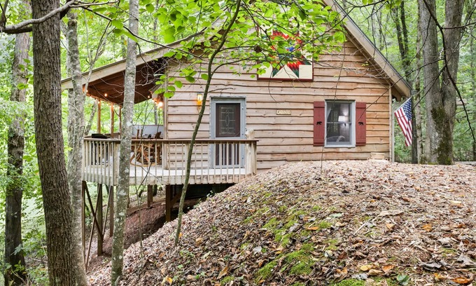 Dahlonega Cabina | Peaceful mountain cabin with hot tub