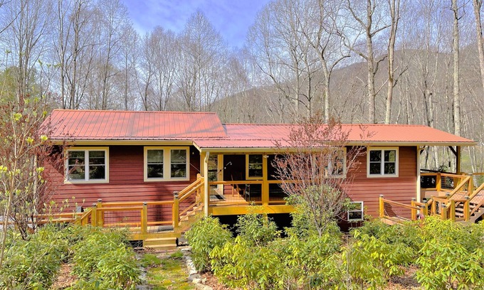 Clyde Cabaña | Peaceful Mountain Cabin Nestled on 3.5 Acres - Multi-Tier Deck, Creek Access!