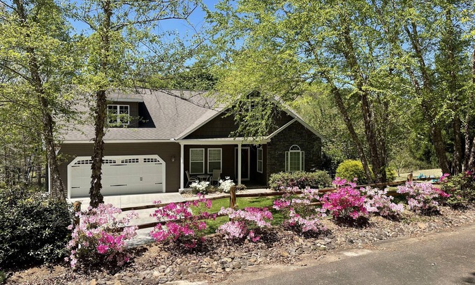 Pickens Casa | Peaceful Mountain Home: backs to a private fishing pond on two acres