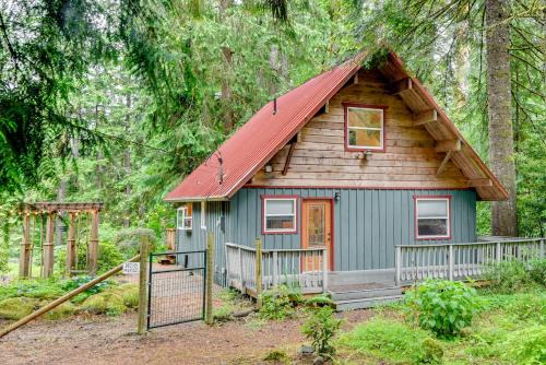 Zigzag Casa | Peaceful Mt Hood Cabin with Hot Tub and Fire Pit!