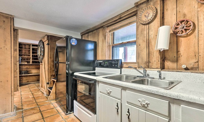 Mount Sterling Cabaña | Peaceful Mt Sterling Cabin: Deck & Fire Pit!