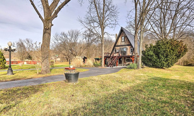Mount Sterling Cabina | Peaceful Mt Sterling Cabin: Deck & Fire Pit!