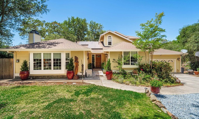 Auburn Casa | Peaceful Nature Retreat family-friendly 3 BR Hot Tub Gym BBQ