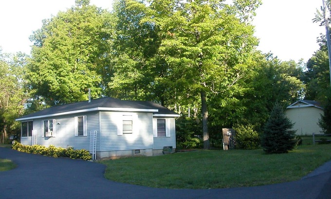 Fort Ann Cabaña | Peaceful Nest: Family cottage with boat slip on Lake George, NY