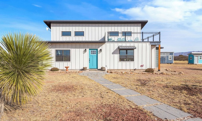 Hereford Otro | Peaceful Off-Grid Getaway, Modern Comfort in the Desert