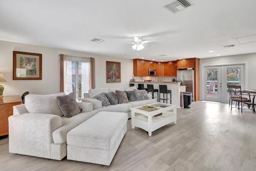 Truckland Casa | Peaceful Old Charm Oasis Near The Beach -Huge Yard