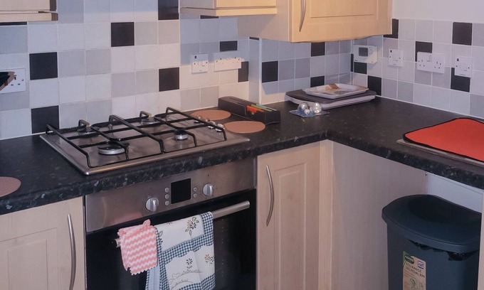 Newport Pagnell Casa | Peaceful One Bedroom House near M1 Junction 13 & 14 with garden and parking