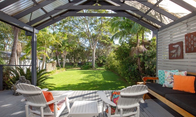 Erowal Bay Casa | Peaceful Palms - Pet Friendly - 10 Mins to Beach