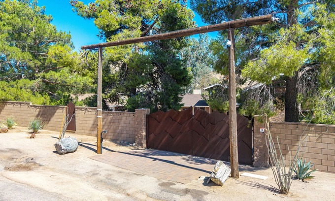 Morongo Valley Casa | Peaceful paradise awaits- Plenty of space for family, friends, or a retreat!