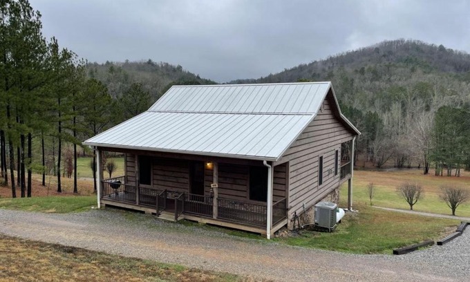 Tellico Plains Casa | Peaceful Pearl Bear Home - Field Trails and Fishing Nearby