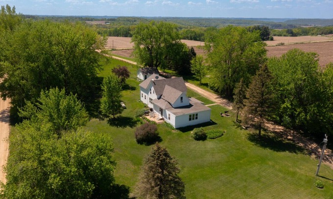 Pepin Otro | Peaceful Pepin Farmhouse Getaway