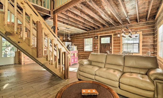 Robstown Casa | Peaceful Pet-Friendly Cabin on Nueces River!