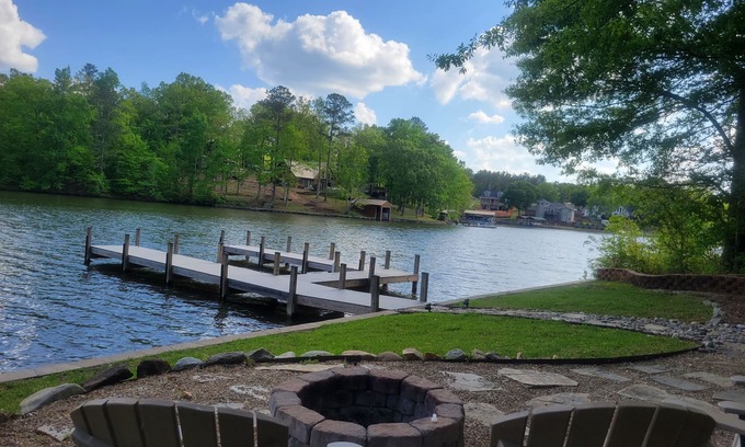 Cross Hill Cabaña | Peaceful Pet Friendly 3BR 2BA Cottage w/ dock!
