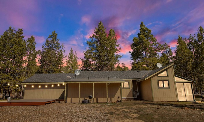 La Pine Cabaña | "Peaceful Pine Cottage" on 2+acres - Close to Ski Resorts!