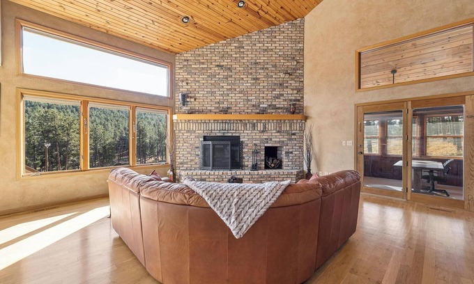 Rapid City Casa | Peaceful Pines 5 BR Home with Jacuzzi - Sleeps 9