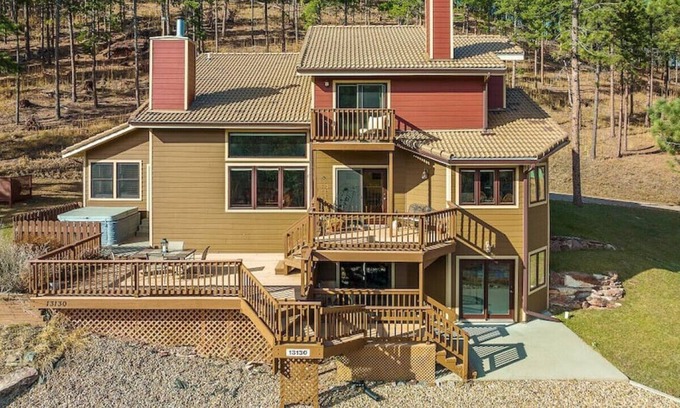 Rapid City Casa | Peaceful Pines 5 BR Home with Hot Tub