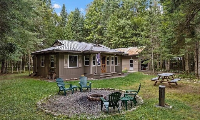 Thendara Casa | Peaceful Pines Cottage 5 minutes from Old Forge
