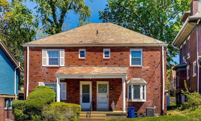 Squirrel Hill South Apartamento | Peaceful Pittsburgh Townhome w/ Large Yard