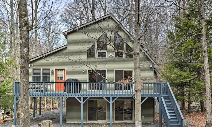 Hamlin Cabina | Peaceful Poconos Cabin w/ Lake Access & Views!