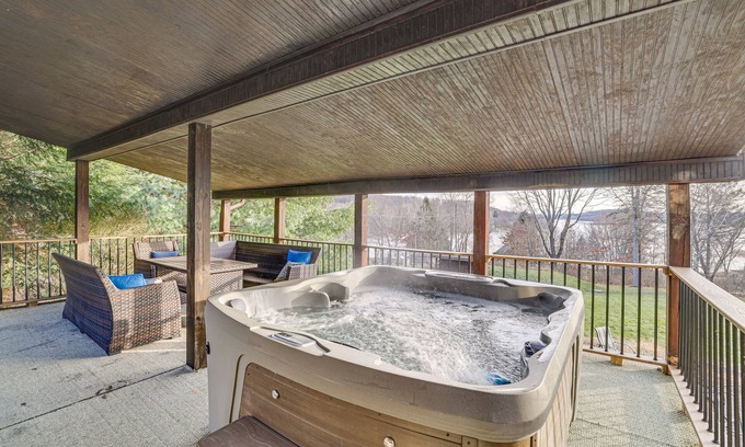 Lake Ariel Cabina | Peaceful Poconos Cabin < 1 Mi to Lake Henry!