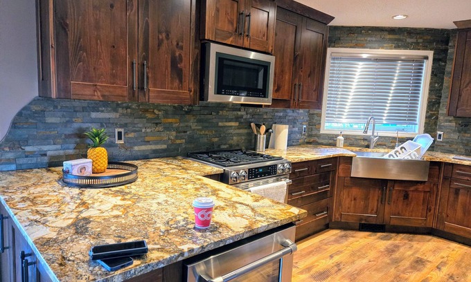 Balzac Otro | Peaceful prairie Farmhouse on 4 Acres close to Calgary Airport