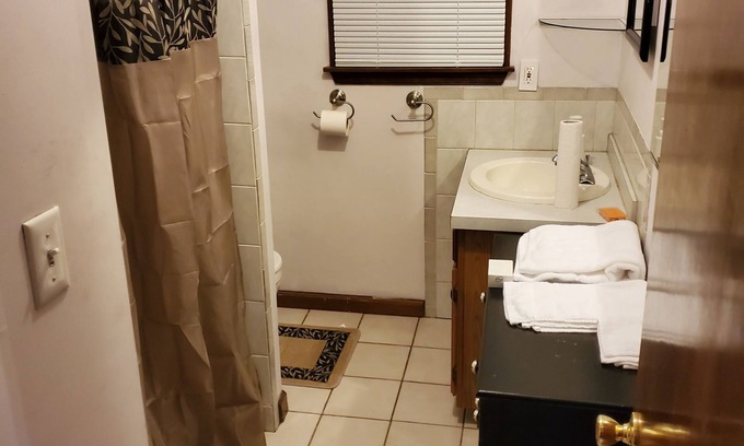 Bordentown Casa | Peaceful private 4 Bedroom Residential Home with serenity park like setting