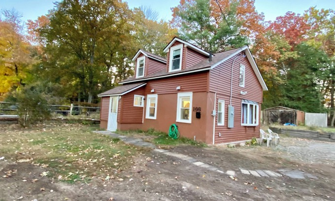 Simsbury Center Casa | Peaceful & Private house in charming Simsbury. No pets