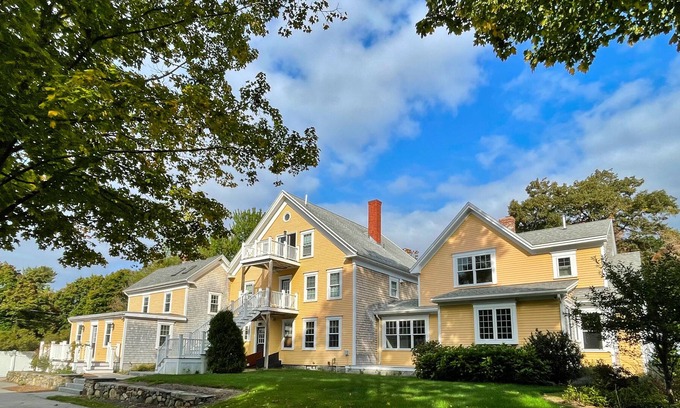 Hampton Condominio | Peaceful private retreat a seven minute walk to the ocean