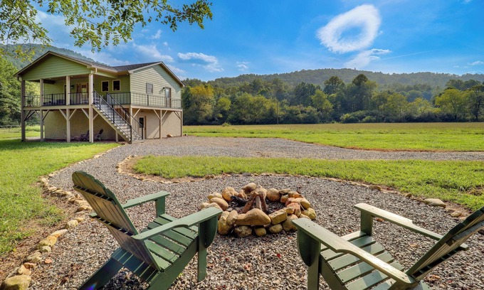 Purlear Cabina | Peaceful Purlear Vacation Rental w/ Creek Access!