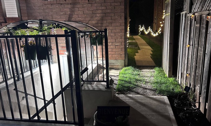 West Oak Trails Apartamento | Peaceful, quiet 2 bedroom apartment in marvelous Oakville with WiFi. Long term.