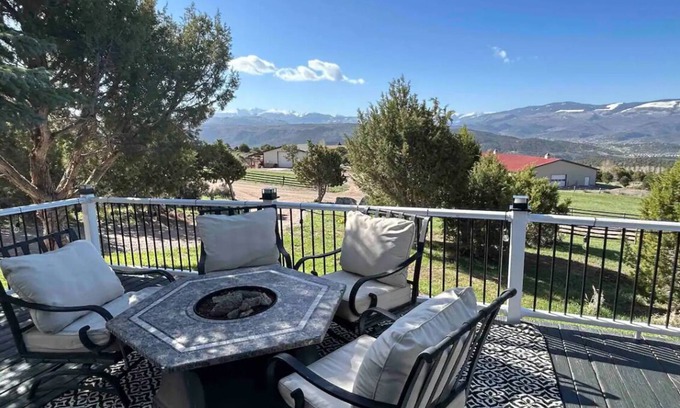 Eagle Casa | Peaceful/quiet 3 bedroom overlooking the town of Eagle with amazing views!