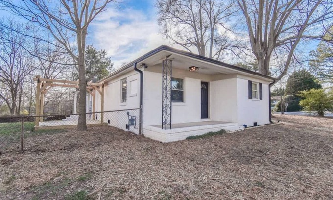 North Belmont Casa | Peaceful Ranch - Charming 4-bedroom house with stylish accents in lovely Belmont