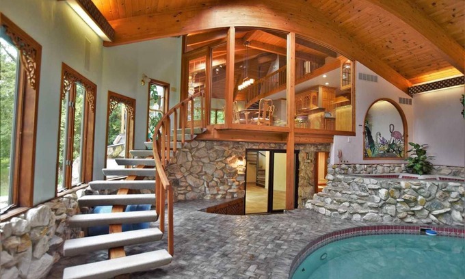 Krakow Casa | PEACEFUL RELAXING LUXURY VILLA IN-SIDE POOL & HOT TUB Krakow SHAWANO LAKE-12mi