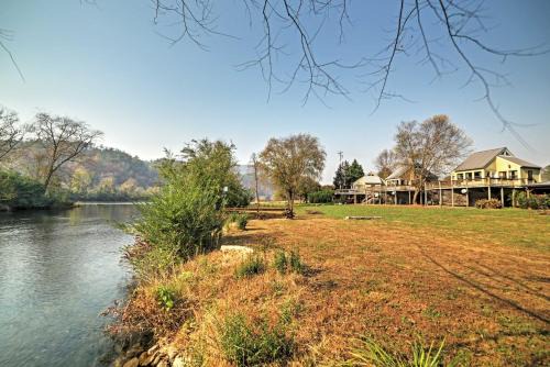 Reliance Casa | Peaceful Reliance Cabin with Deck on Hiwassee River!