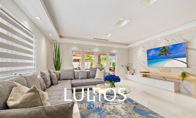 Hialeah Casa | Peaceful Rental Retreat in Miami Jacuzzi, BBQ L25