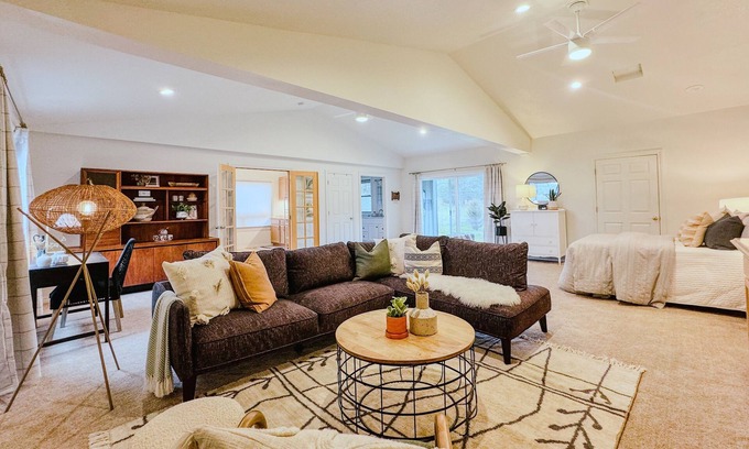 Carver Casa | Peaceful retreat backed up to Oxbow Park