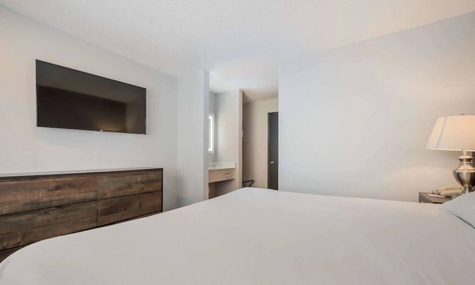 Ontario Casa | Peaceful Retreat! Indoor Pool, Pets Allowed, Free Parking, Free Breakfast