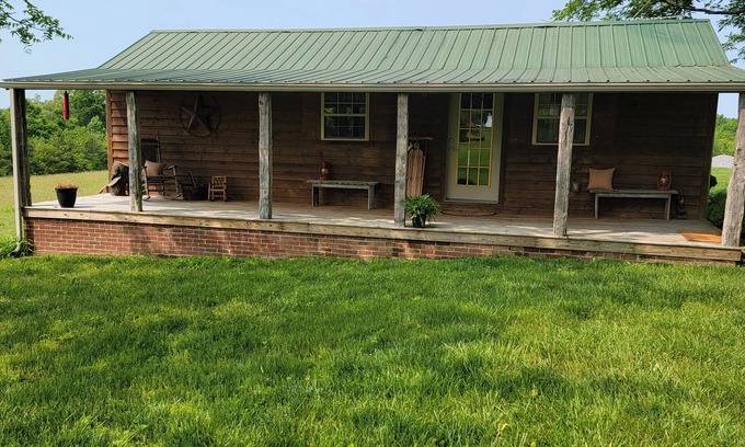 Springfield Cabina | Peaceful retreat on the historic 1794 Litsey estate near Springfield, Kentucky.