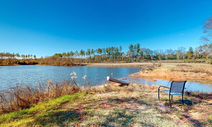 Magnolia Otro | Peaceful retreat with ponds, canoe, paddle board, pool table, firepit, & grill