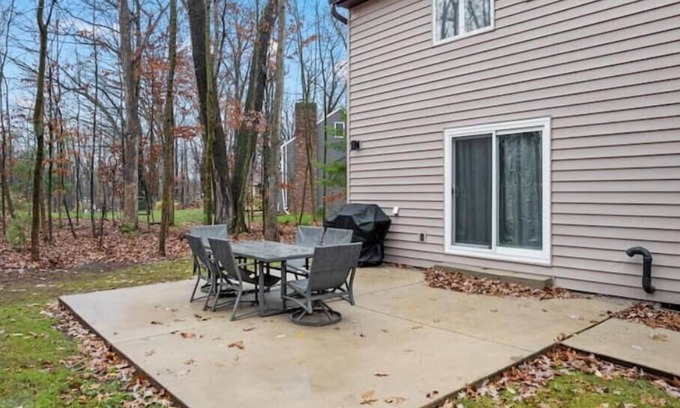 Hobart Casa | Peaceful Retreat - Wooded Lot - Spacious and Comfy
