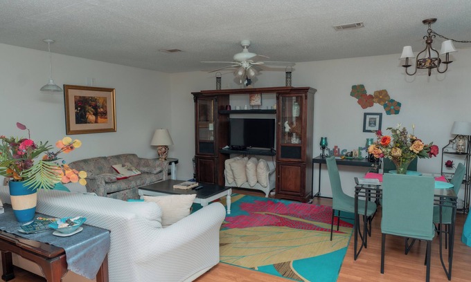 Shoreline Park Casa | PEACEFUL RIVERFRONT COTTAGE / SLEEPS 7 W/W+D