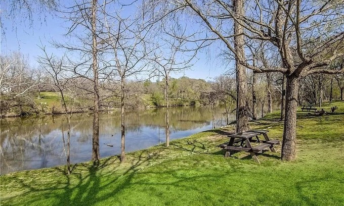 Bastrop Cabaña | Peaceful Riverfront Cottage: 1 Acre, only 5 mins from downtown Historic Bastrop